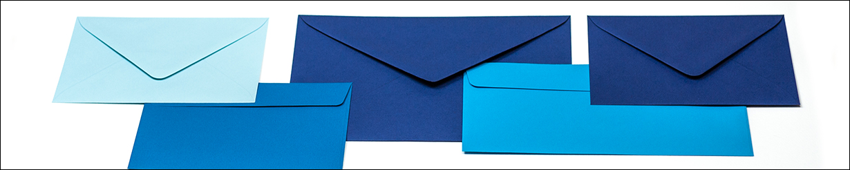 Blauwe enveloppen en blauwe enveloppen in verschillende formaten, zoals C6, DIN Lang en C5