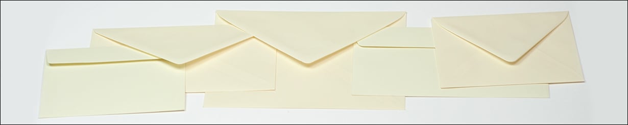 Elegante enveloppen in crème en crèmekleurige enveloppen in verschillende formaten, zoals DIN Lang, C6 en C5