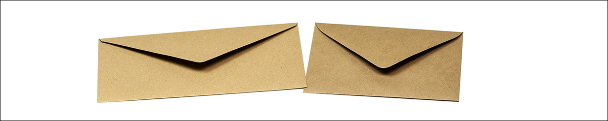Bruine enveloppen van kraftpapier voor vintage uitnodigingen en doe-het-zelfprojecten